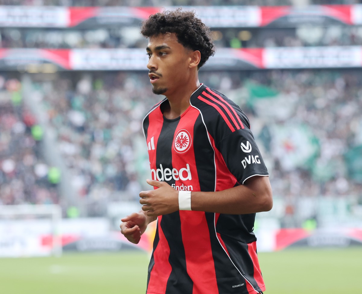 Nathaniel Brown in action for Eintracht Frankfurt