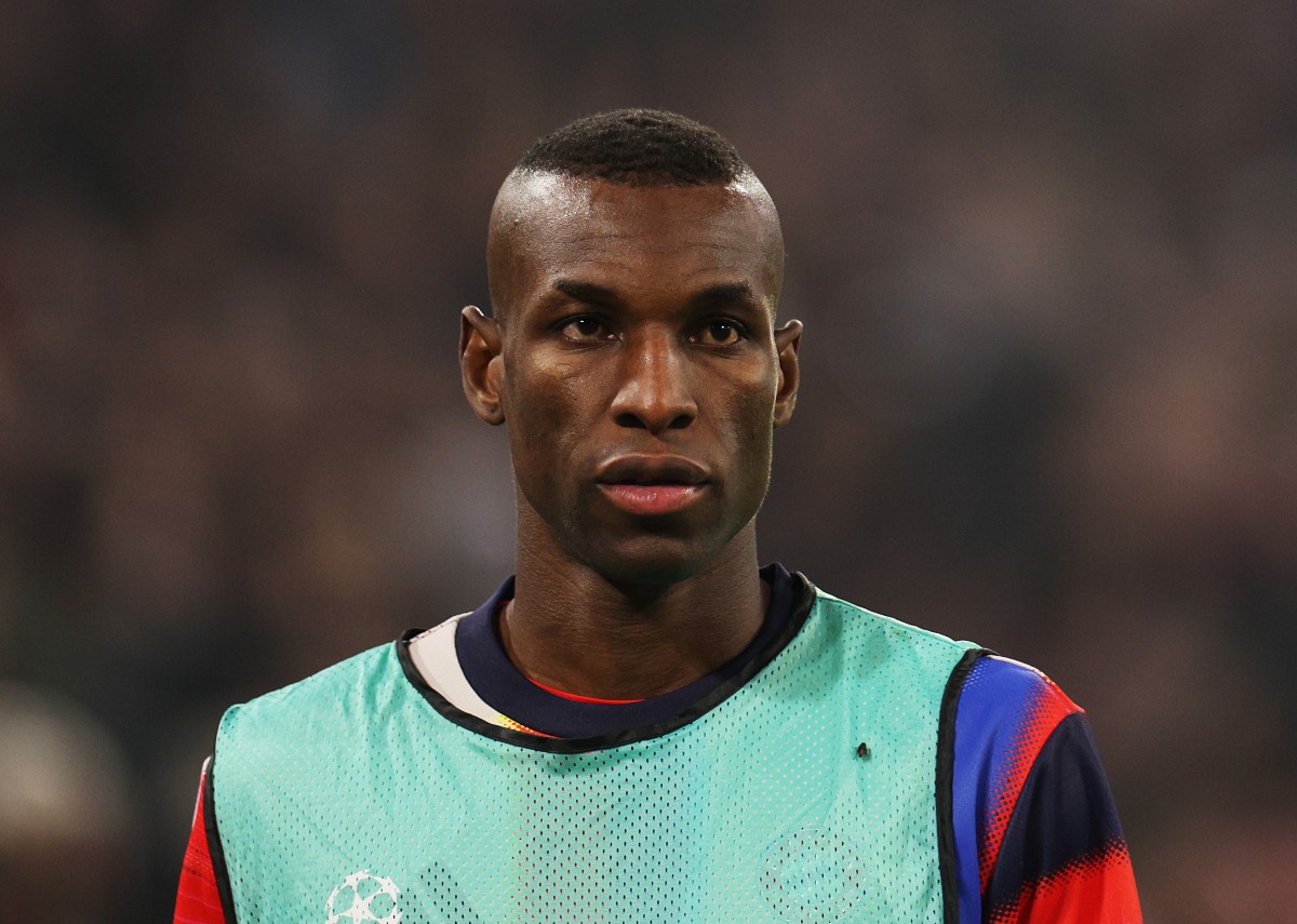 Nicolas Jackson warming up as a substitute for Bayern Munich