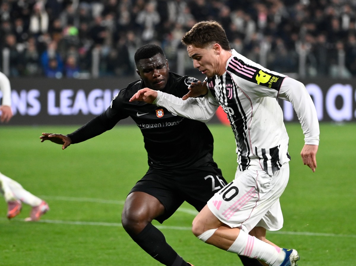 Ousmane Diomande challenges Kenan Yildiz for the ball