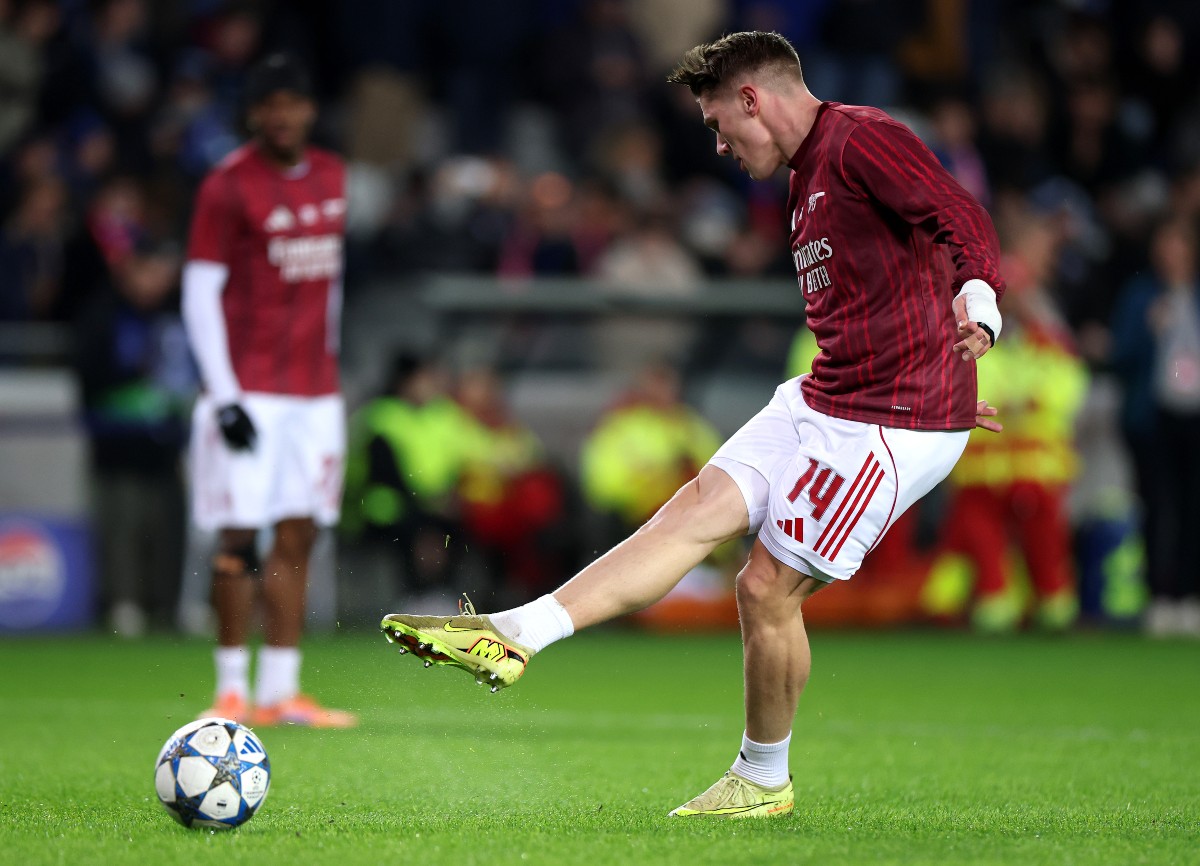 Viktor Gyokeres warming up for Arsenal