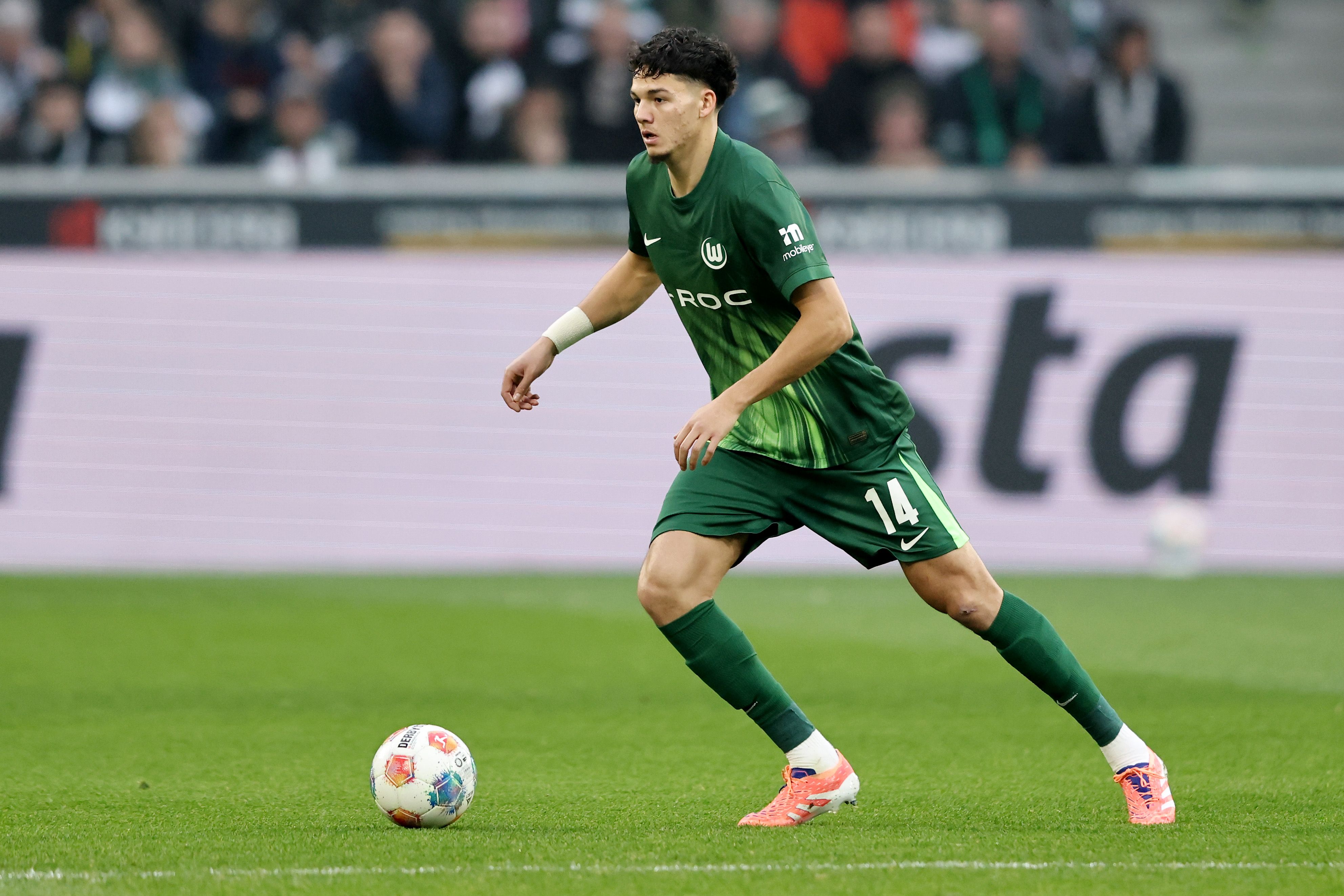 Jenson Danluca Seelt of VfL Wolfsburg runs with the ball