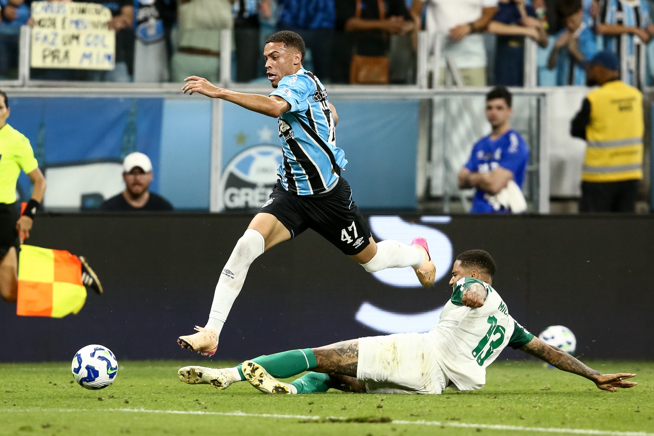 Alysson Edward of Gremio dribbles past Micael of Palmeiras