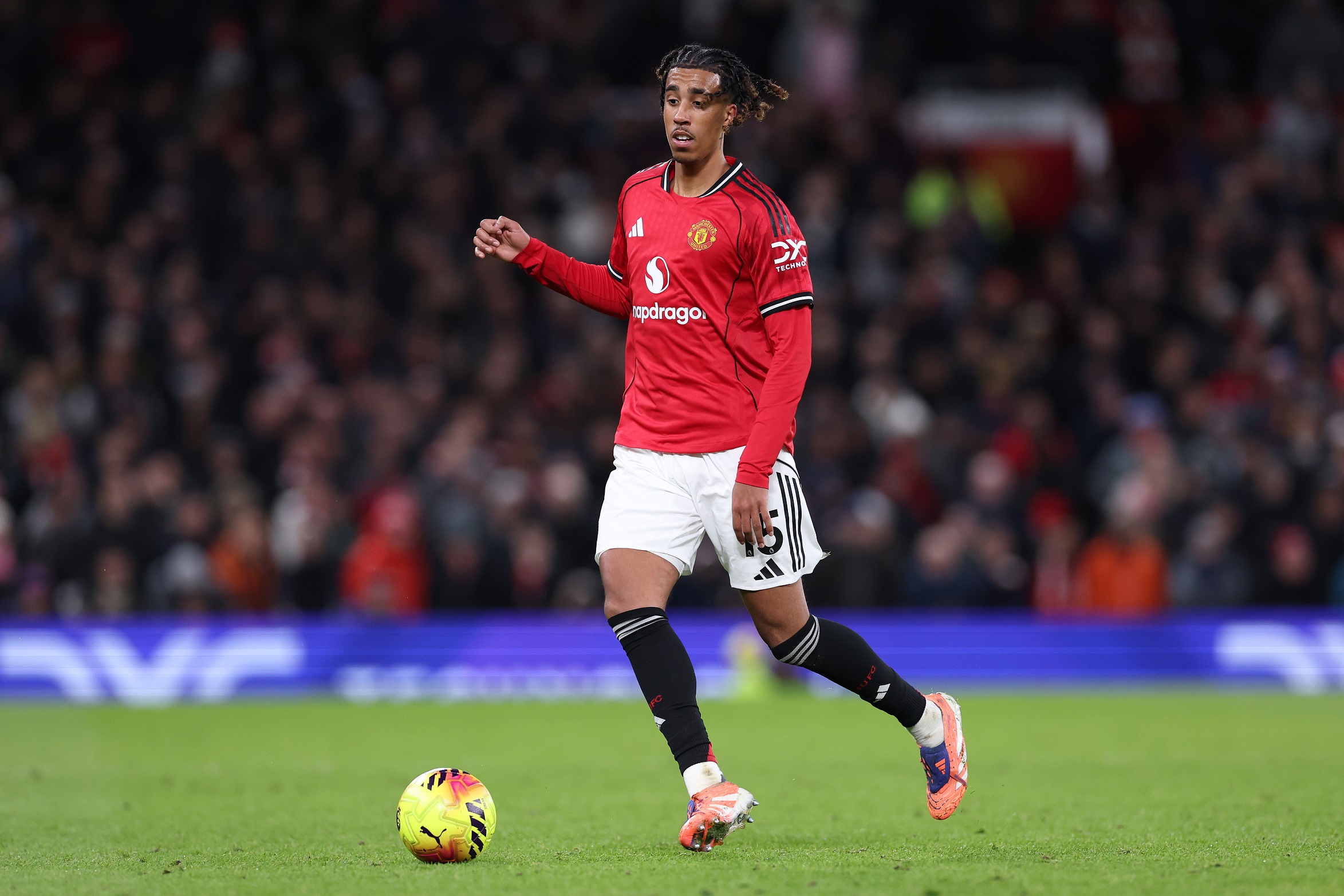 Leny Yoro of Man United