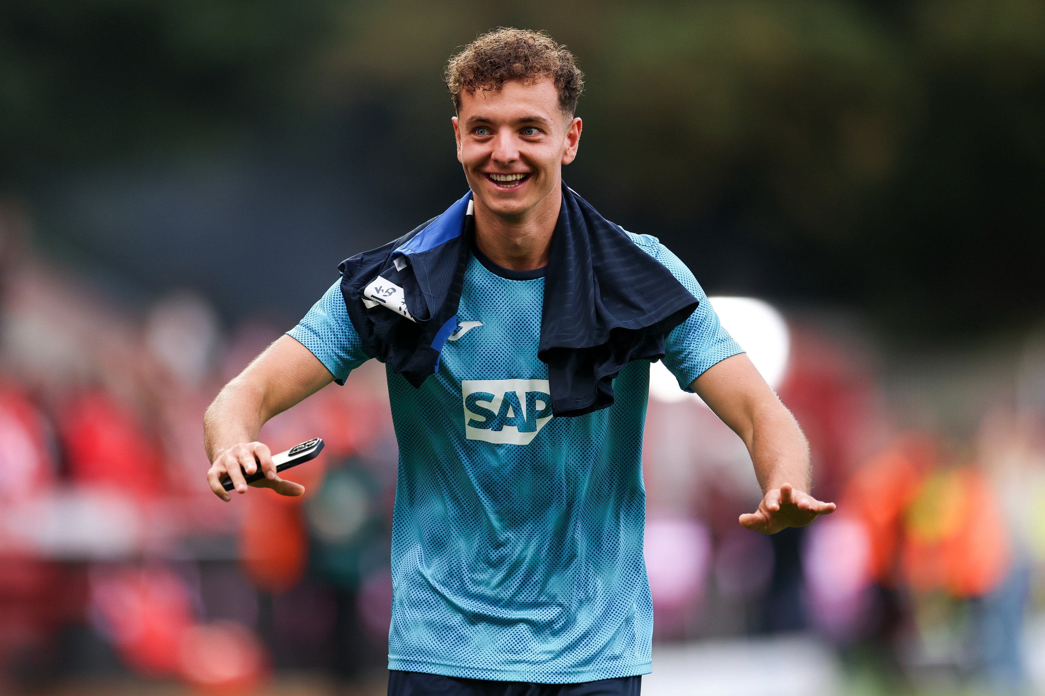 Fisnik Asllani shows appreciation to the fans