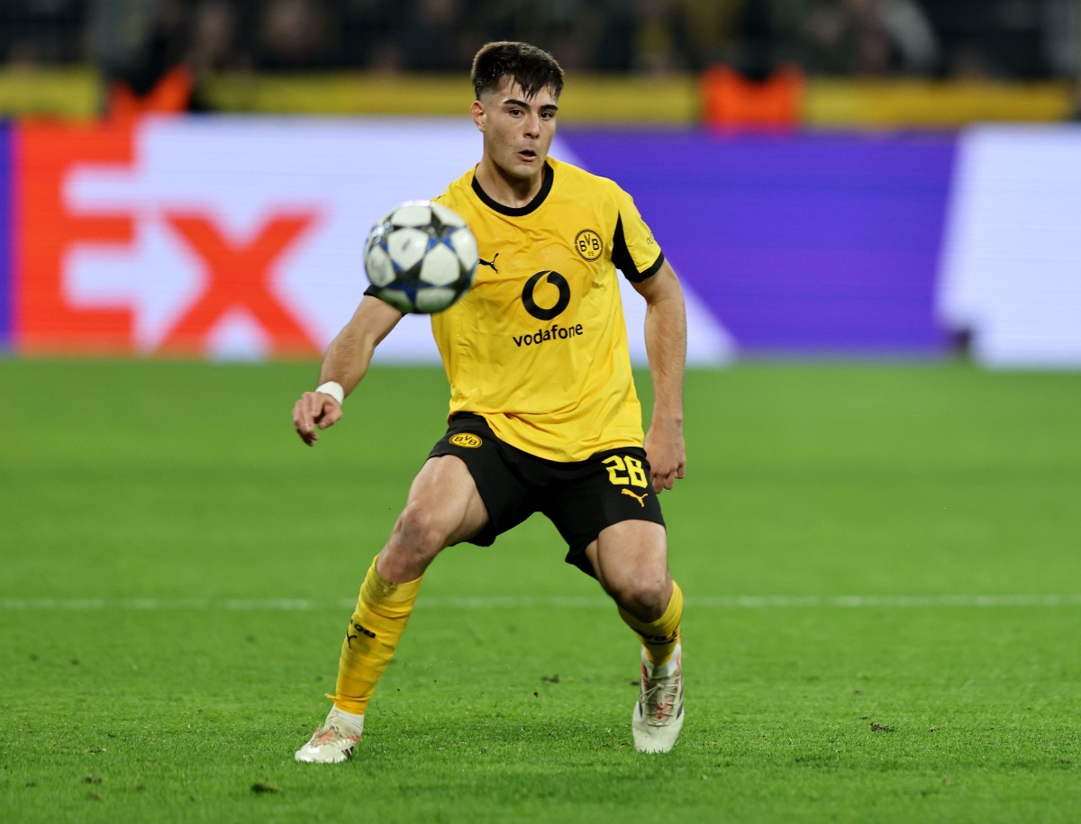 Aaron Anselmino in action for Borussia Dortmund