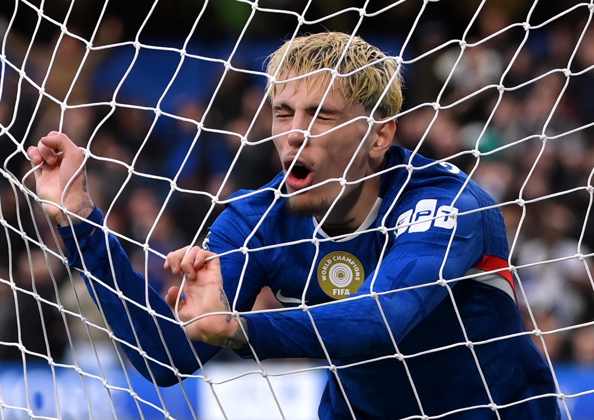 Alejandro Garnacho reacts after missing a chance for Chelsea vs Brentford