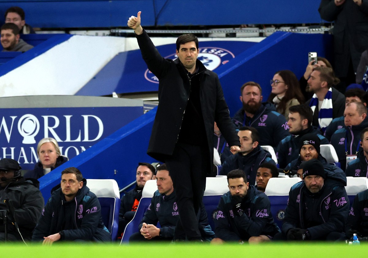 Andoni Iraola gestures during Bournemouth's 2-2 draw vs Chelsea at Stamford Bridge
