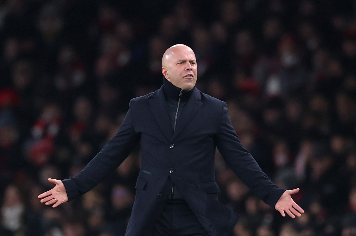 Arne Slot reacts during Liverpool's 0-0 draw with Arsenal at the Emirates Stadium