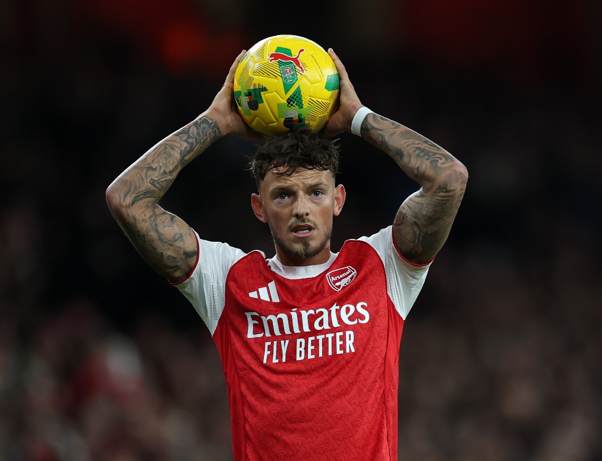 Ben White taking a throw-in for Arsenal