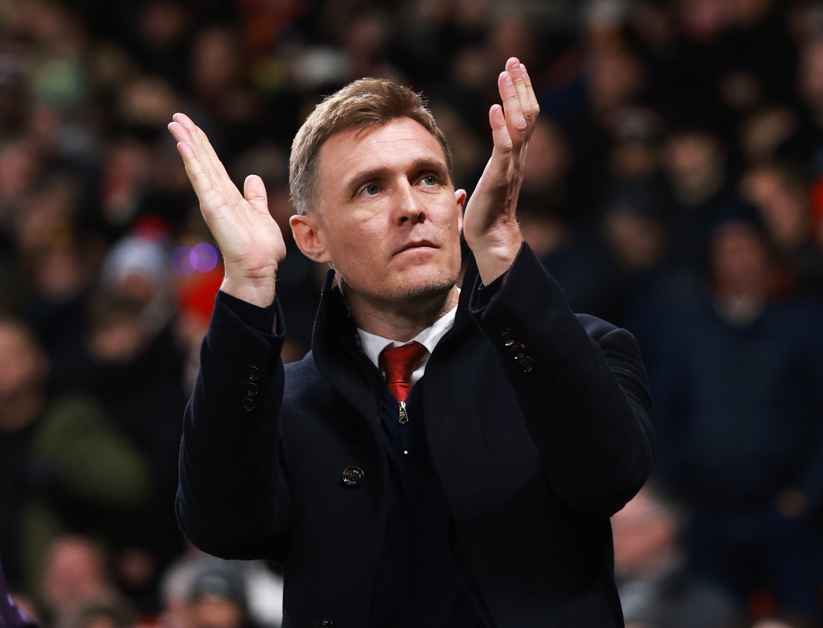 Darren Fletcher applauds the Manchester United fans