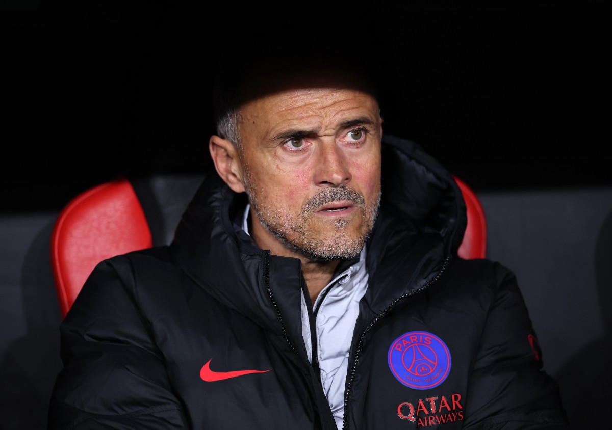 Luis Enrique looks on during PSG vs Bayer Leverkusen