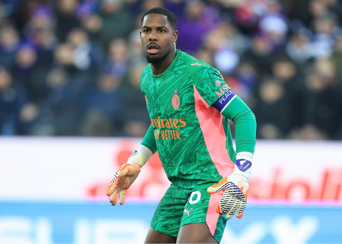 Mike Maignan in action for AC Milan