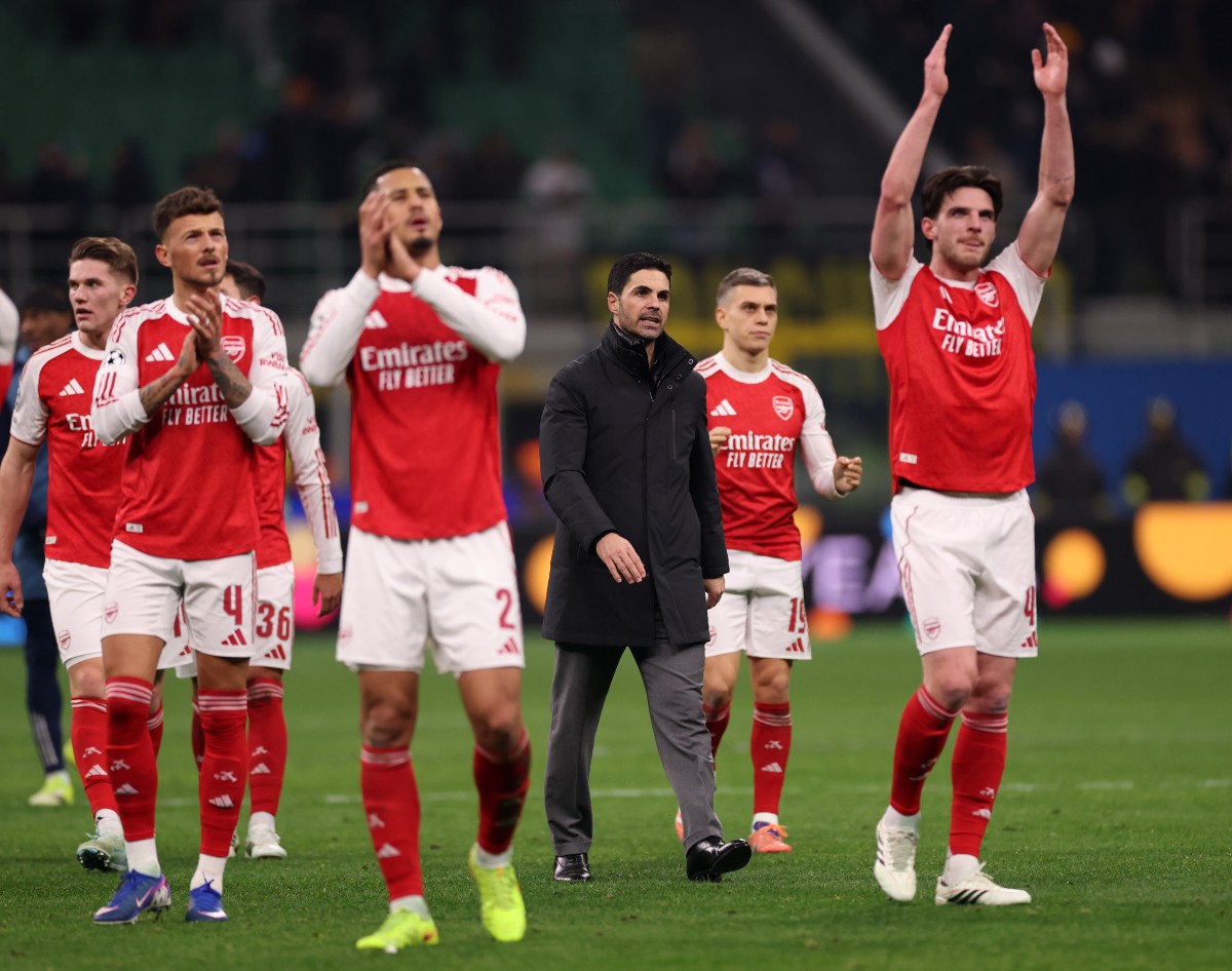 Mikel Arteta with Arsenal's players after the win vs Inter Milan