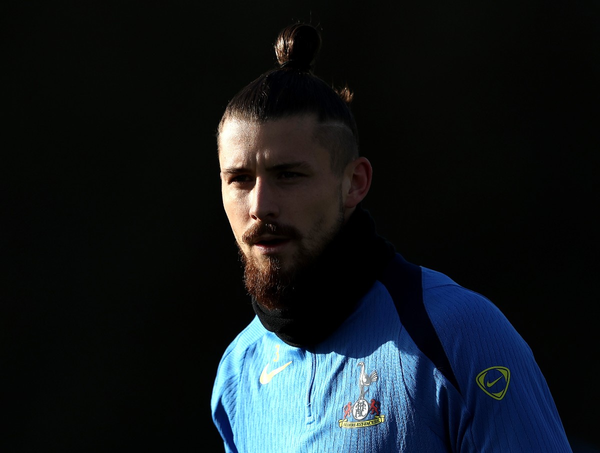 Radu Dragusin in training with Tottenham