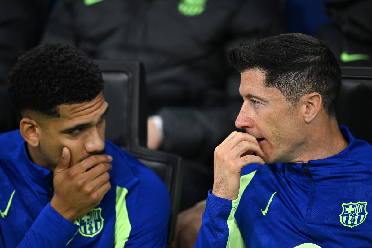 Ronald Araujo speaks with Robert Lewandowski on the Barcelona bench
