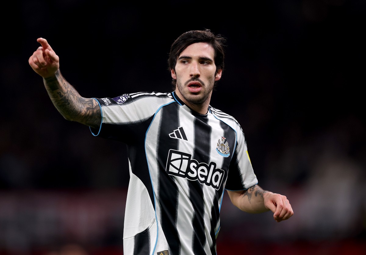 Sandro Tonali of Newcastle in action vs Man United