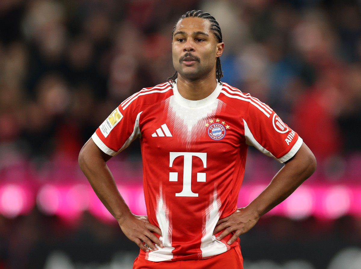 Serge Gnabry del Bayern Munich observa