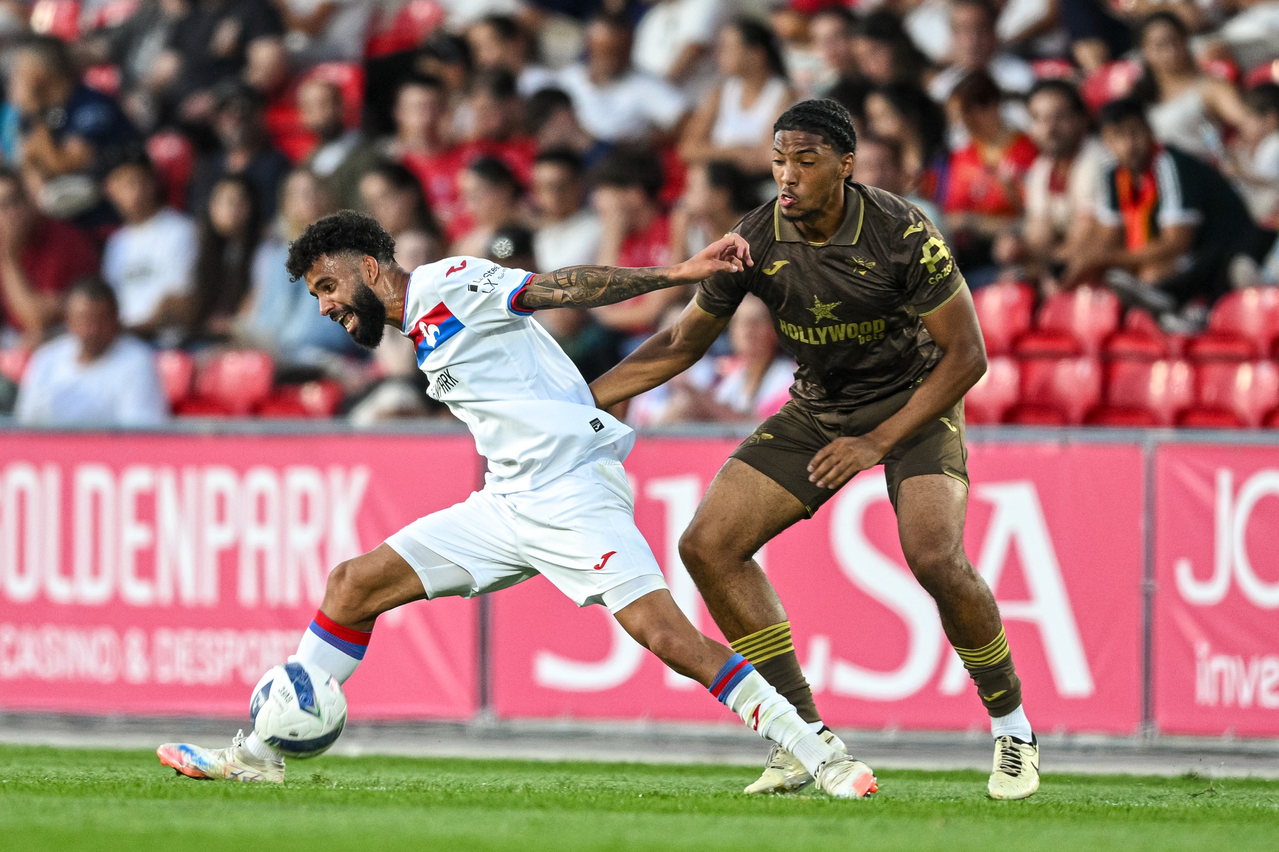 Pablo of Gil Vicente competes for the ball with Benjamin Arthur of Brentford