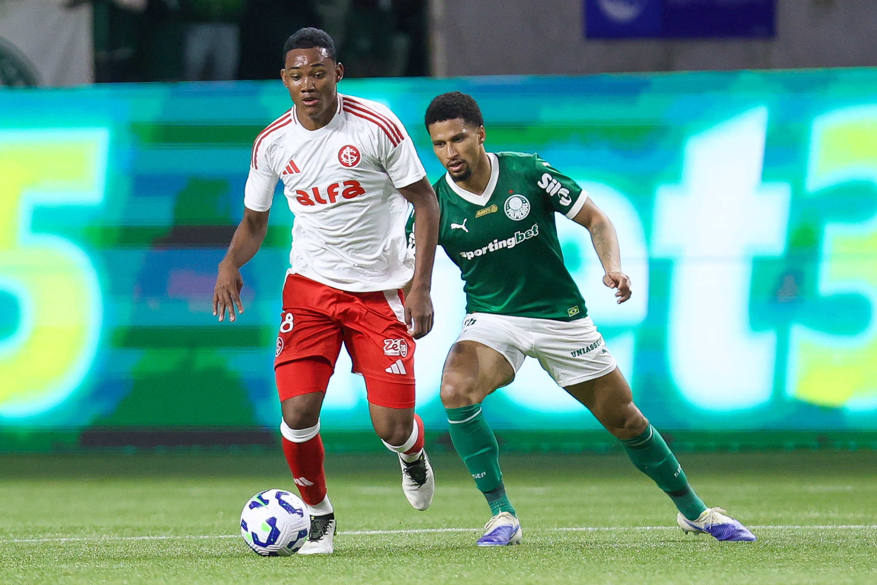 Raykkonen of Internacional competes for the ball with Murilo of Palmeiras