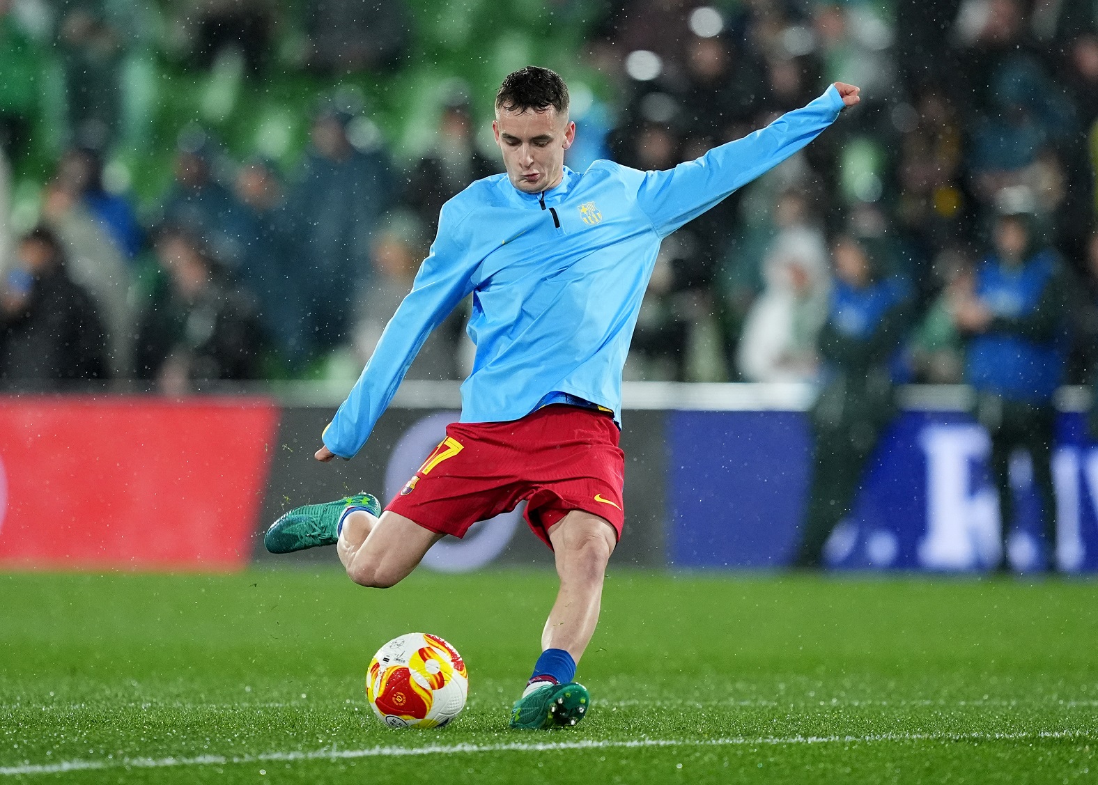 Marc Casado of FC Barcelona warms up