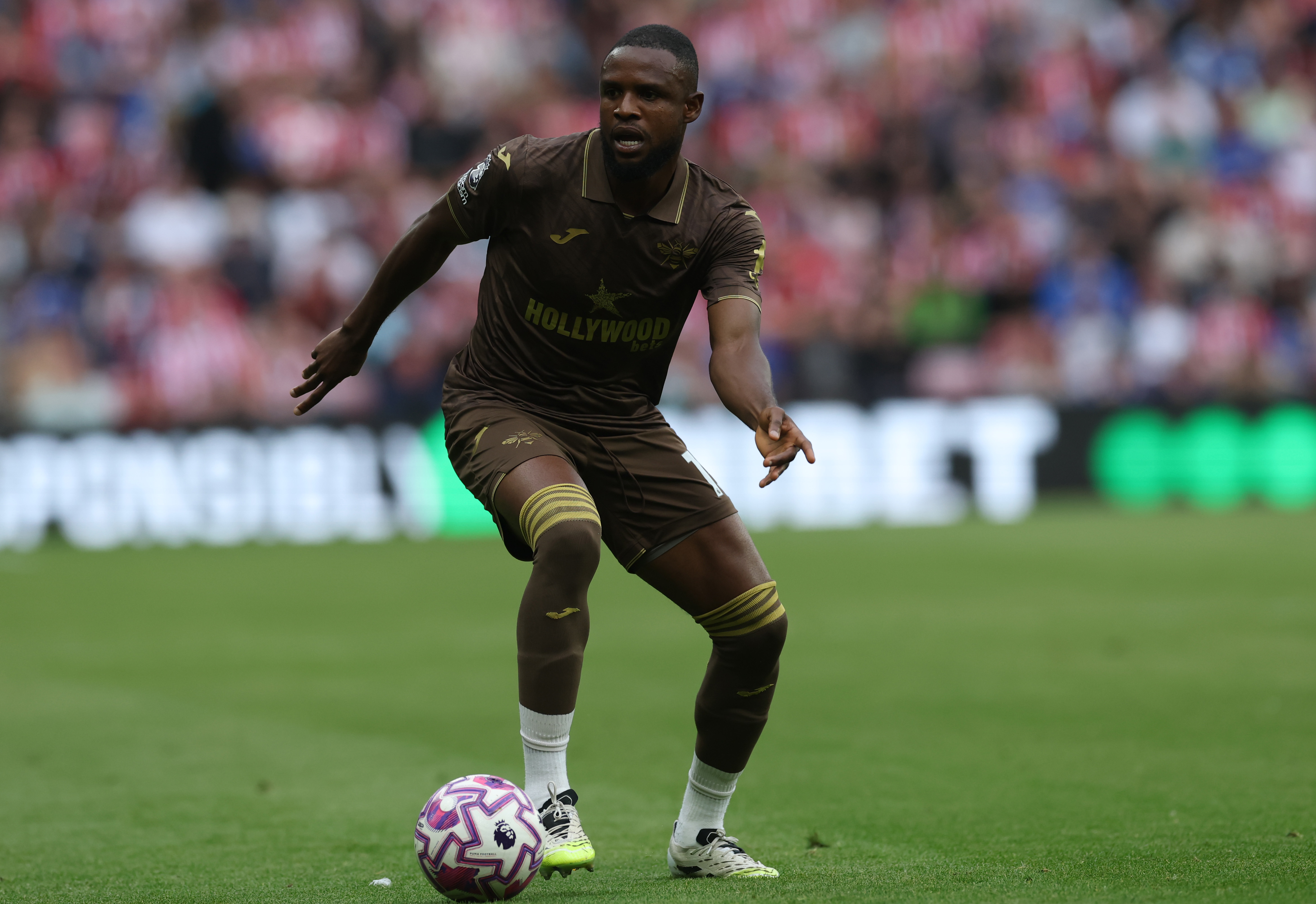 Frank Onyeka of Brentford in action