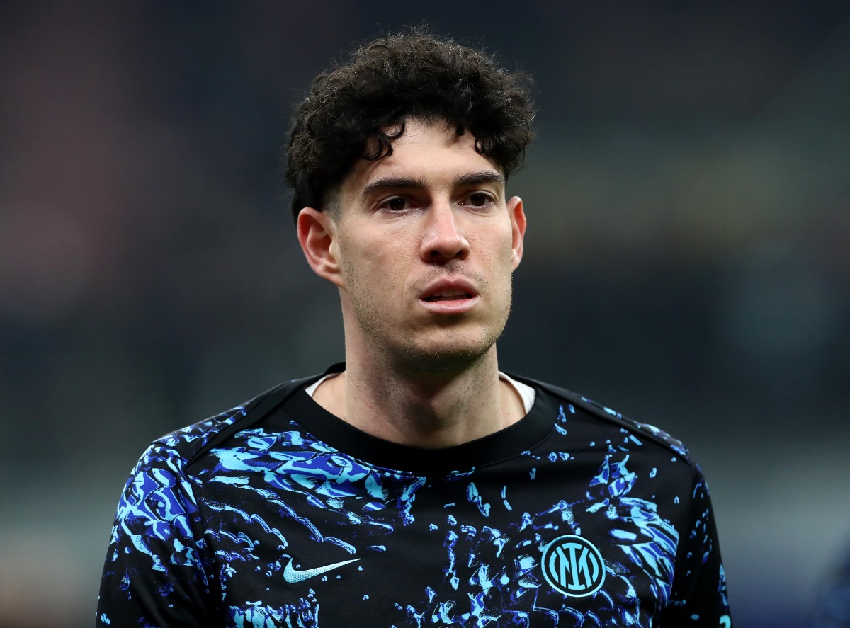 Alessandro Bastoni warming up for Inter Milan