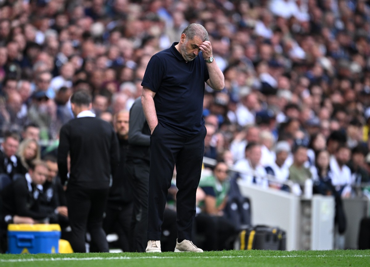 Ange Postecoglou reacts during Tottenham vs Brighton