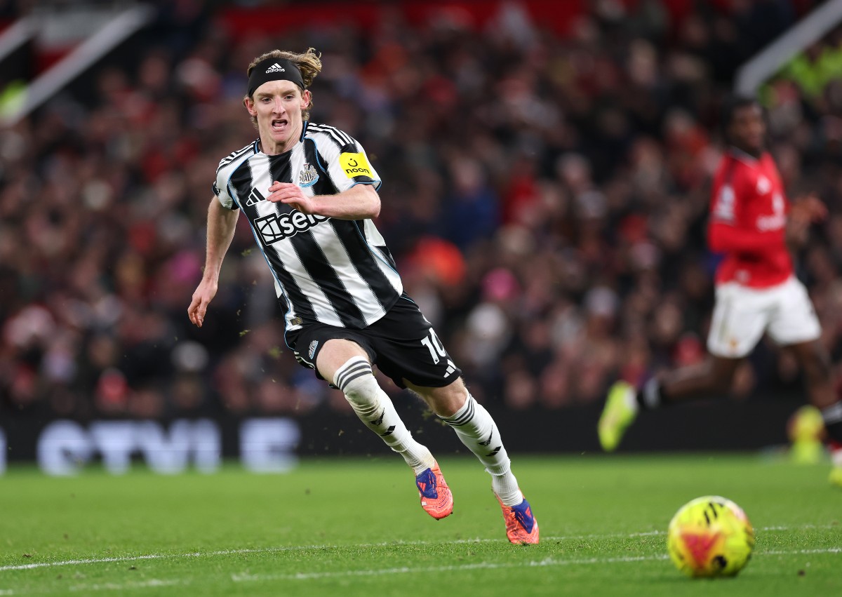 Anthony Gordon in action for Newcastle against Manchester United