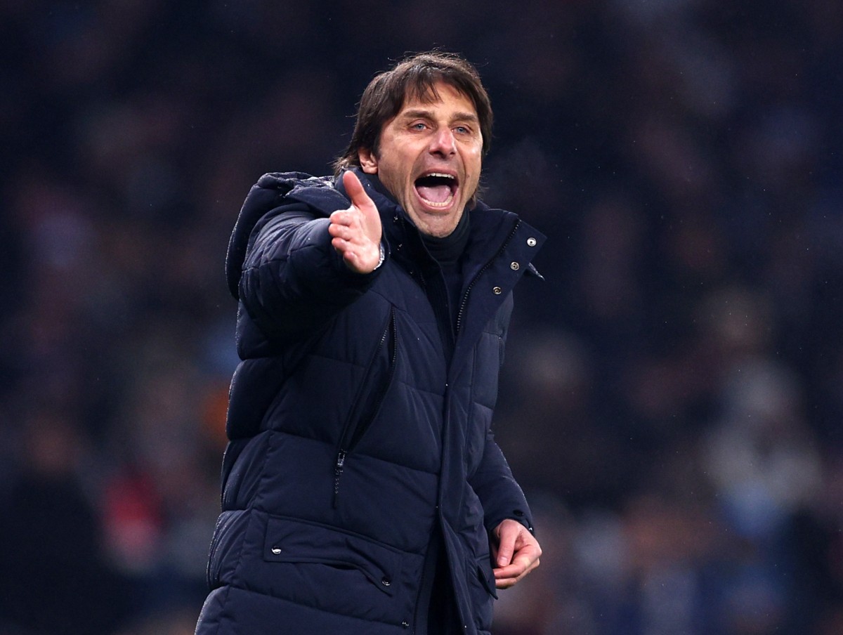 Antonio Conte shouts instructions during a game between Tottenham and AC Milan