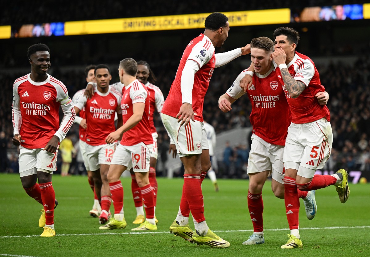 Arsenal players celebrate in the 4-1 win vs Tottenham