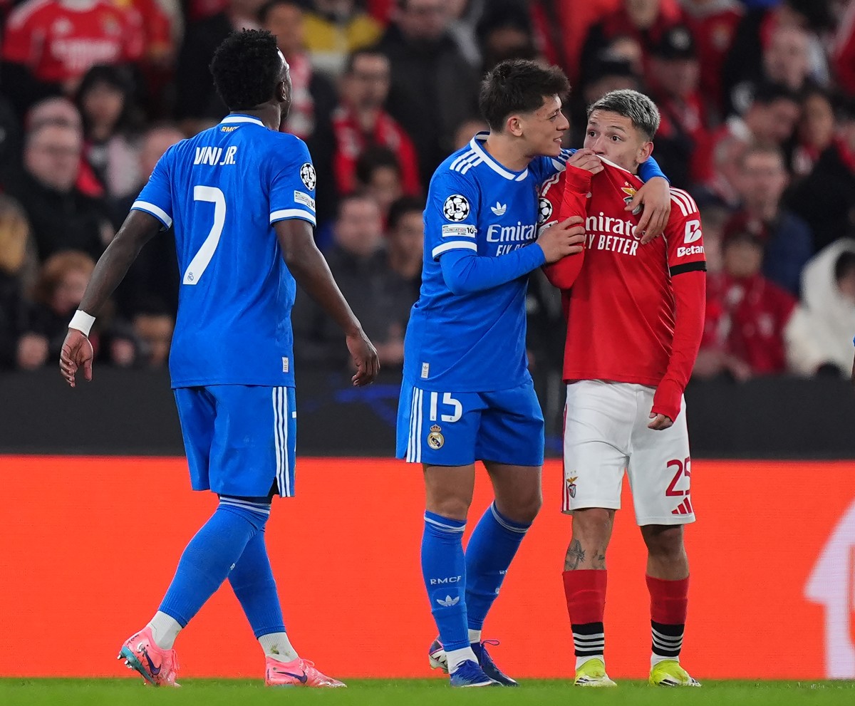 Gianluca Prestianni z Benficy hovorí k Viniciusovi Juniorovi z Realu Madrid