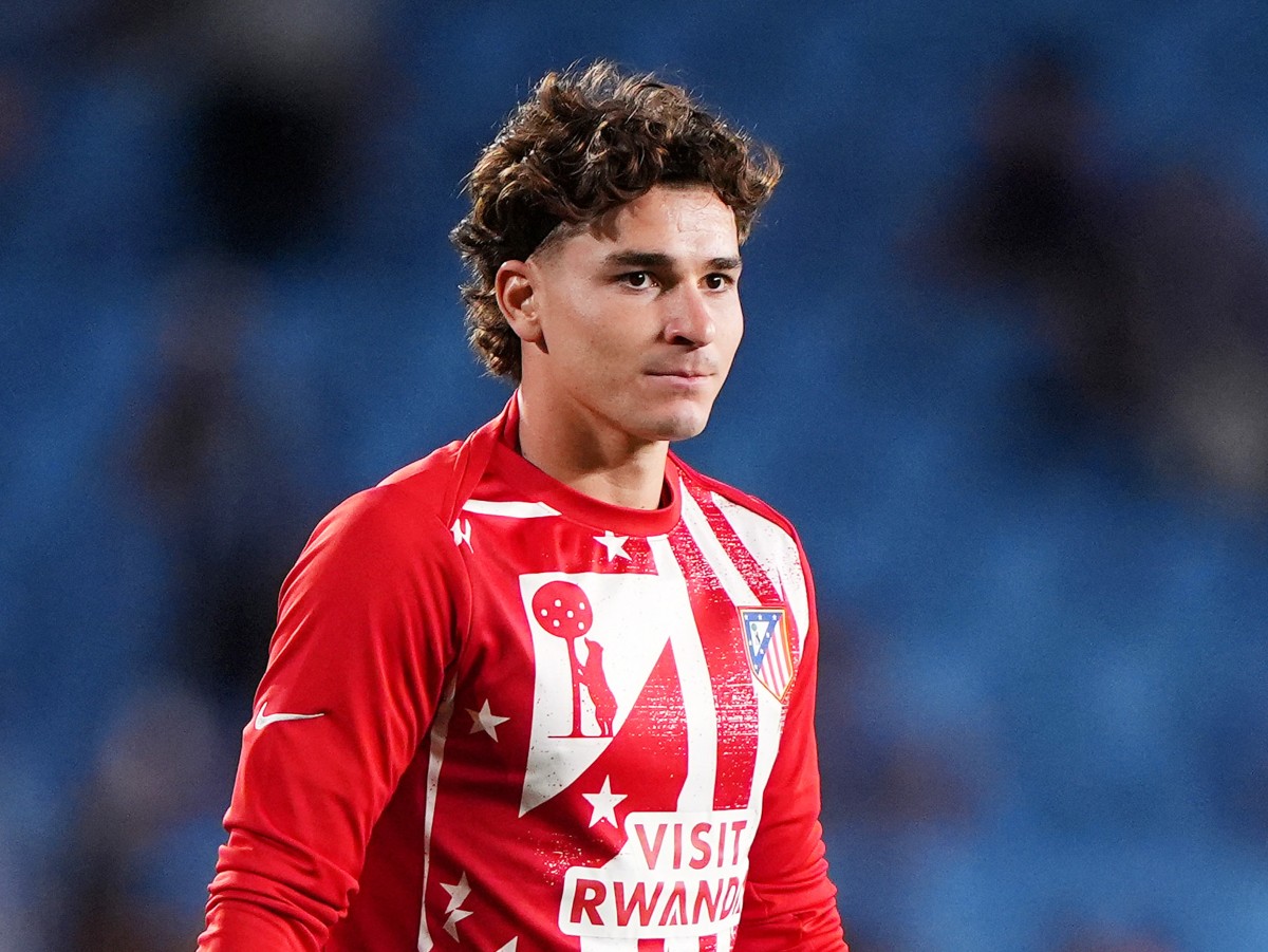 Julian Alvarez in the pre-match warm-up for Atletico Madrid