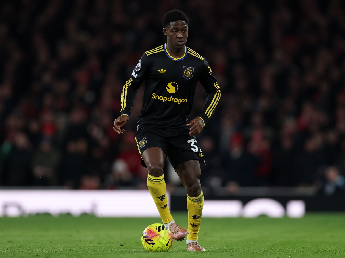 Kobbie Mainoo in action for Manchester United against Arsenal