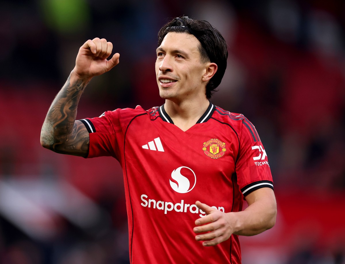 Lisandro Martinez celebrates Manchester United's win vs Fulham