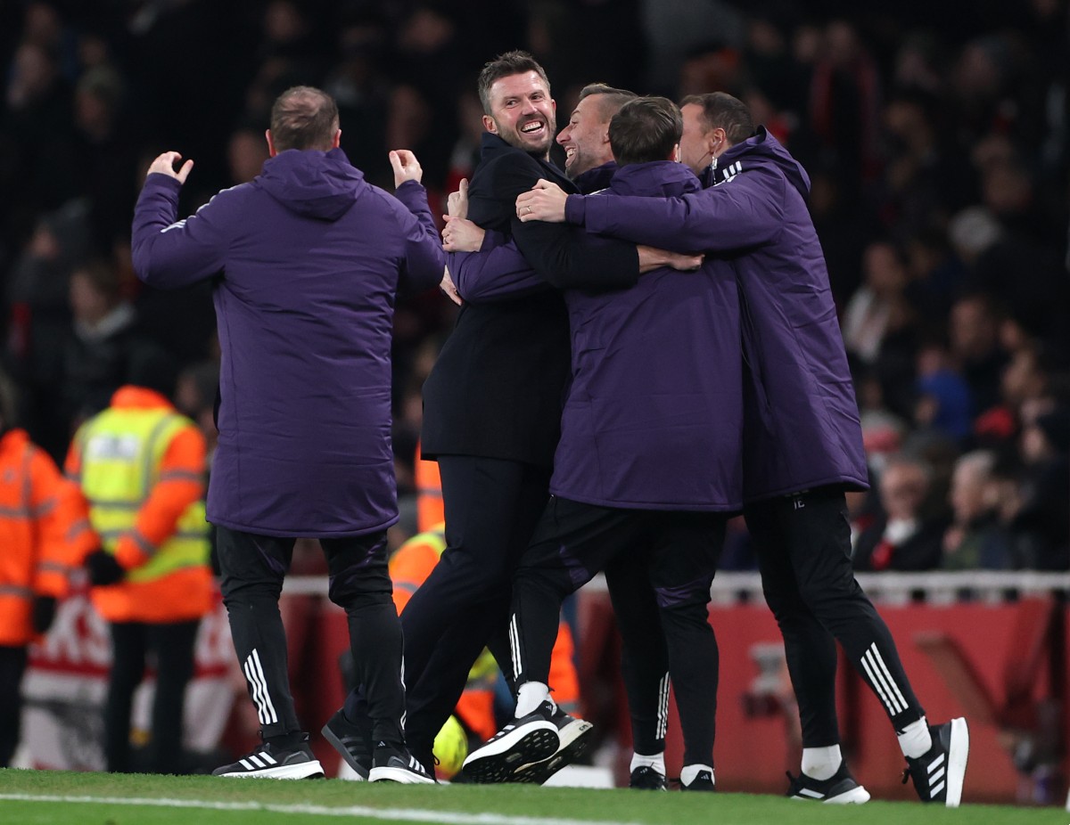 Michael Carrick celebrates with his coaching staff during Man United's win at Arsenal