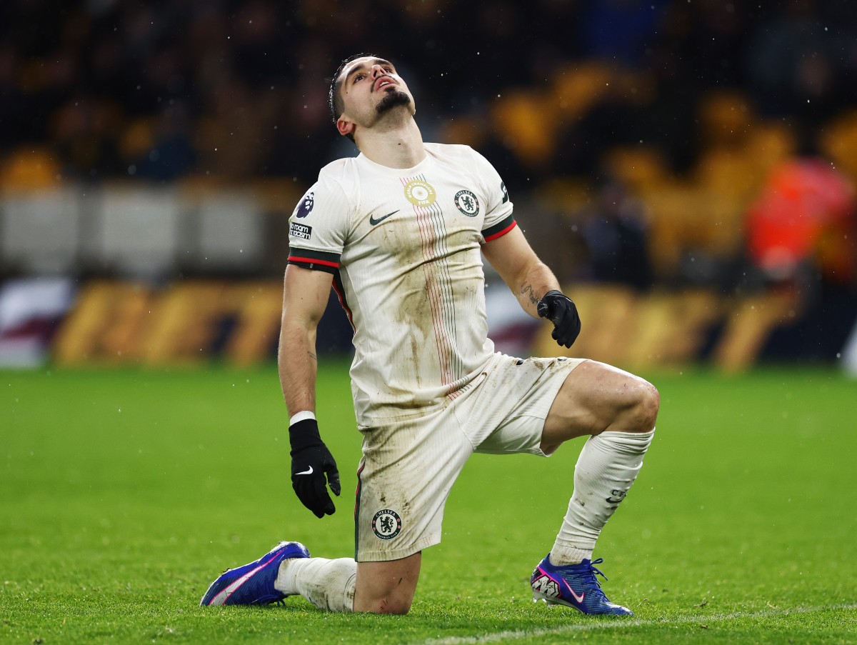 Pedro Neto of Chelsea reacts during the game against Wolves