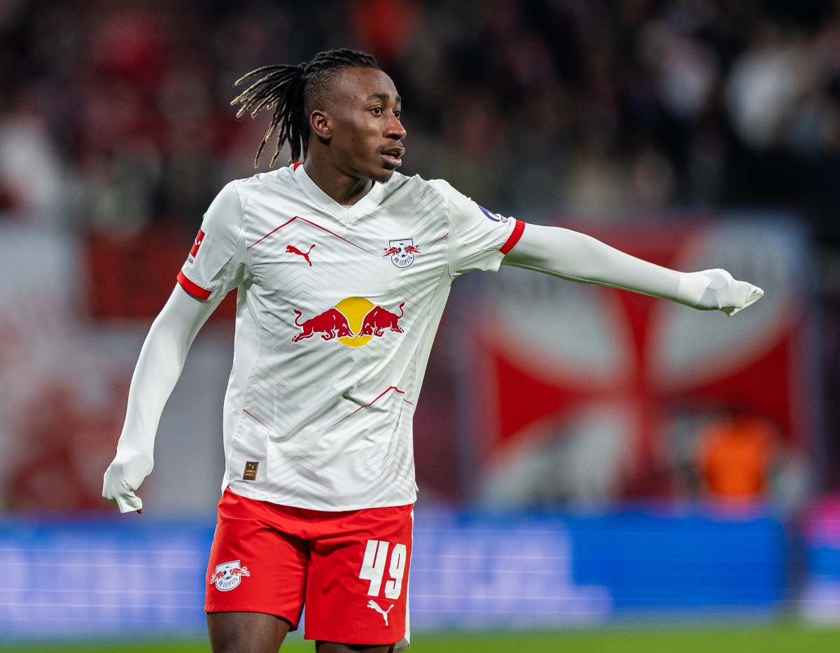 El extremo del RB Leipzig Yan Diomande en acción
