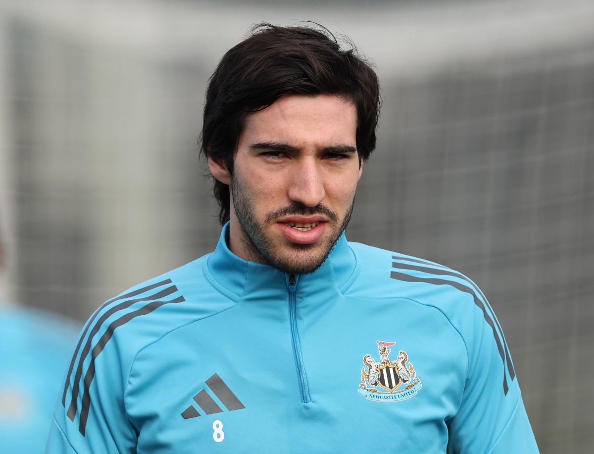 Sandro Tonali looks on during Newcastle training