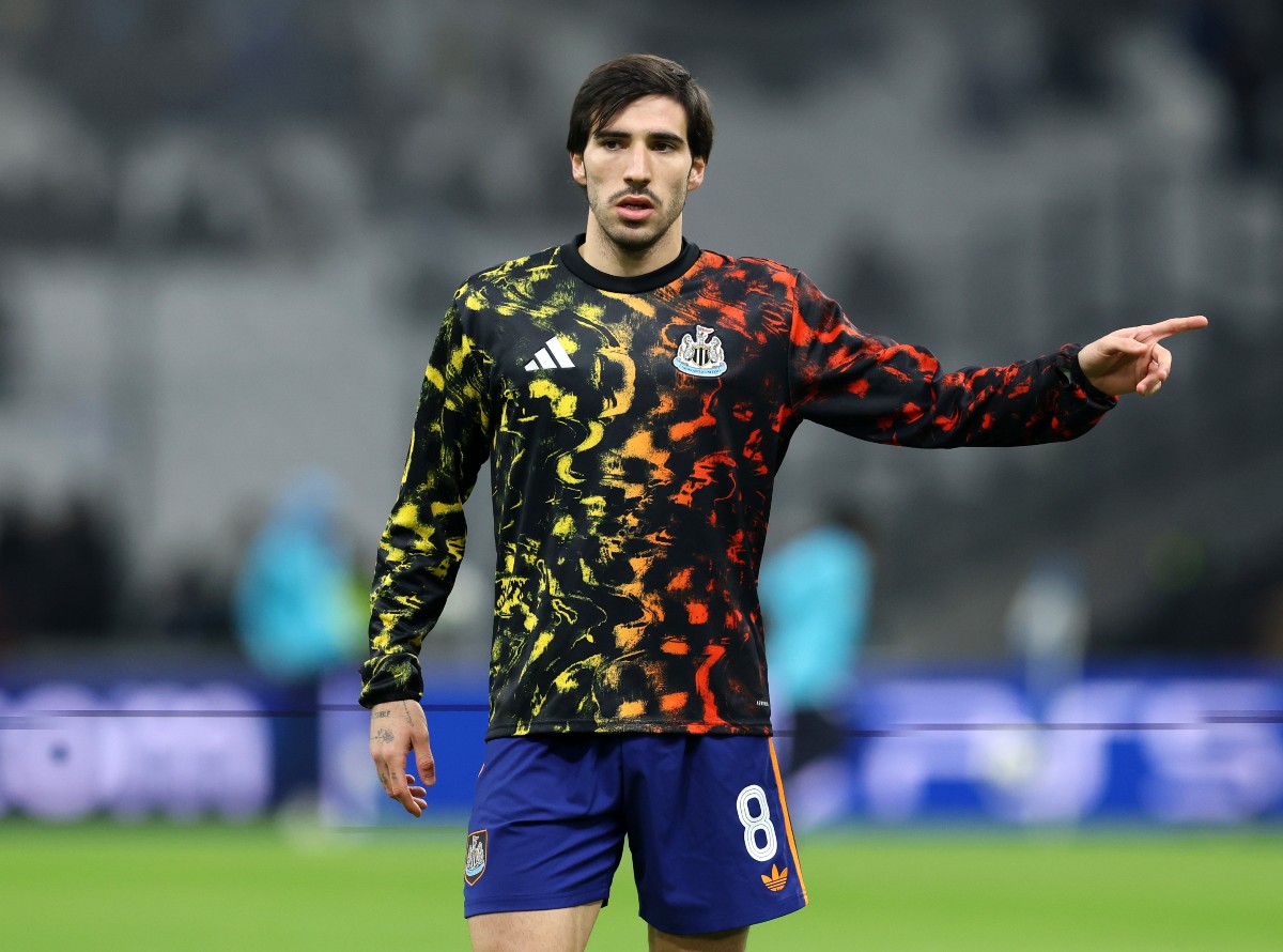 Sandro Tonali warming up for Newcastle United