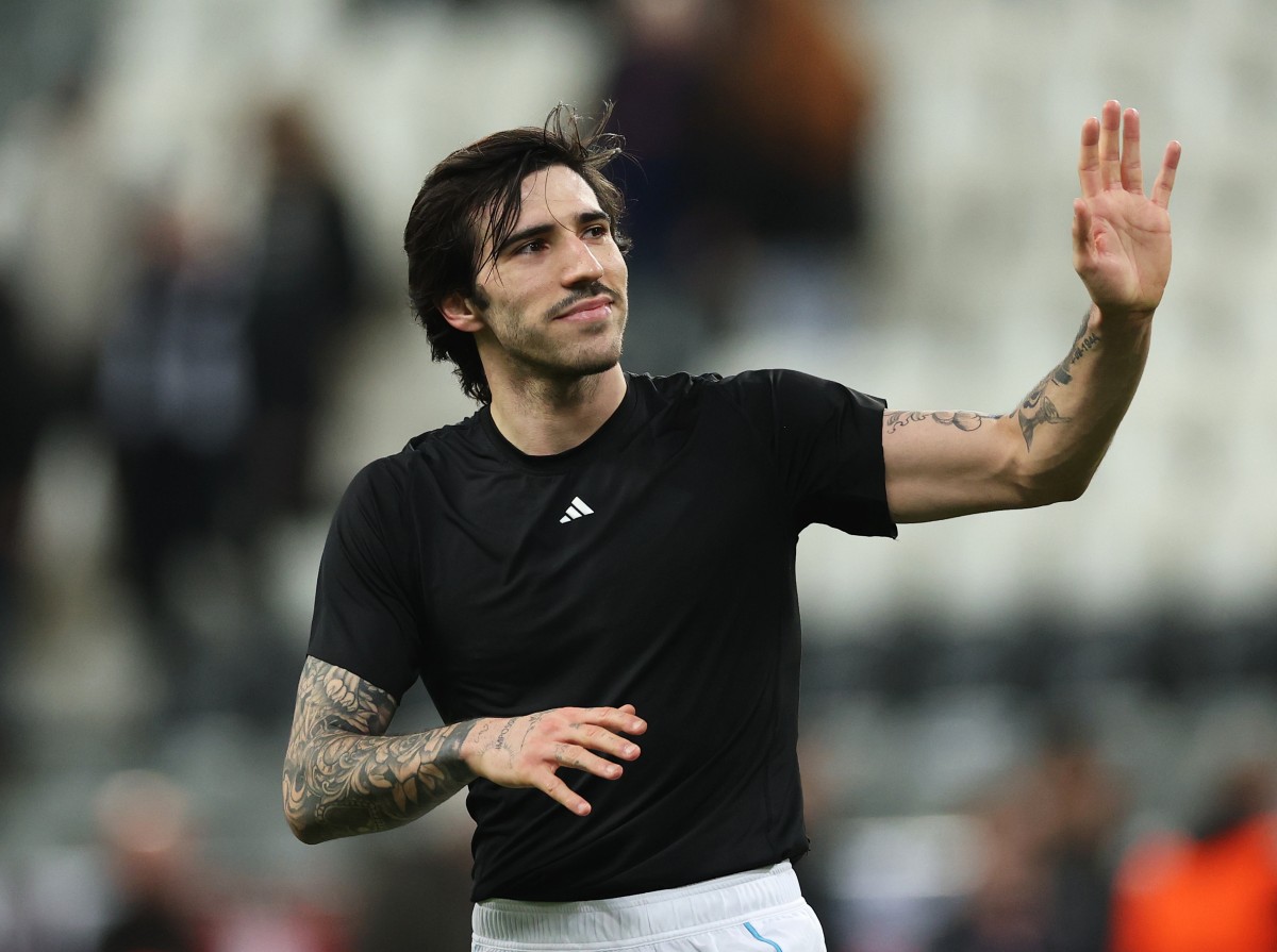 Sandro Tonali waves to the Newcastle United fans