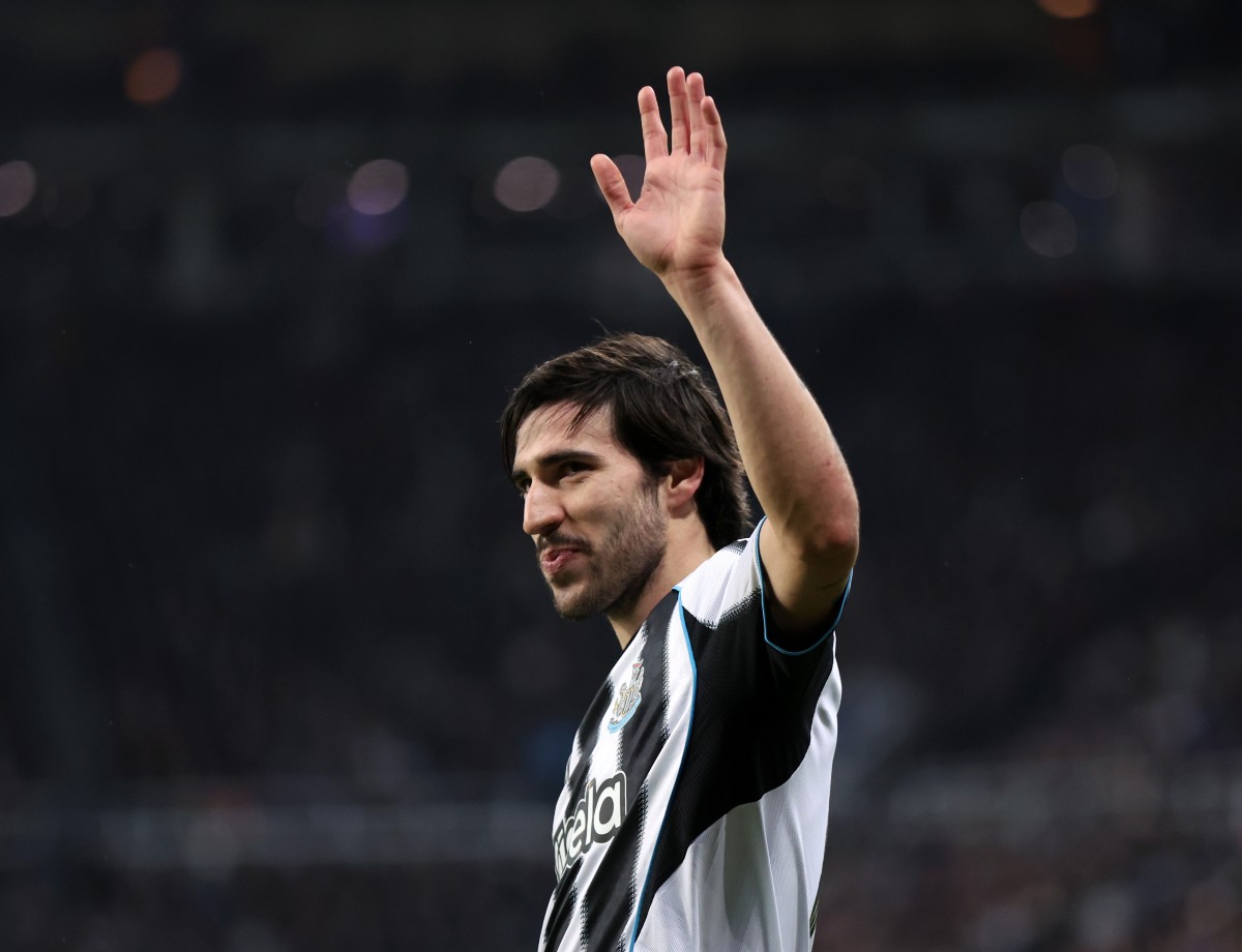 Sandro Tonali waves to the Newcastle fans