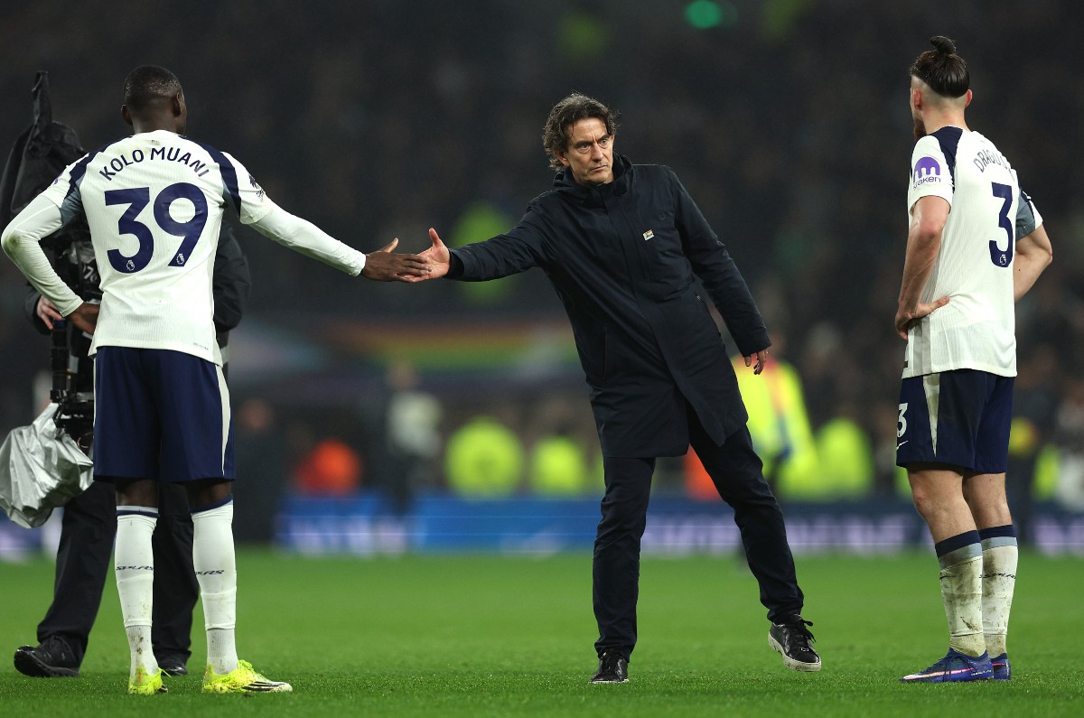 Thomas Frank with Tottenham's players after the defeat to Newcastle