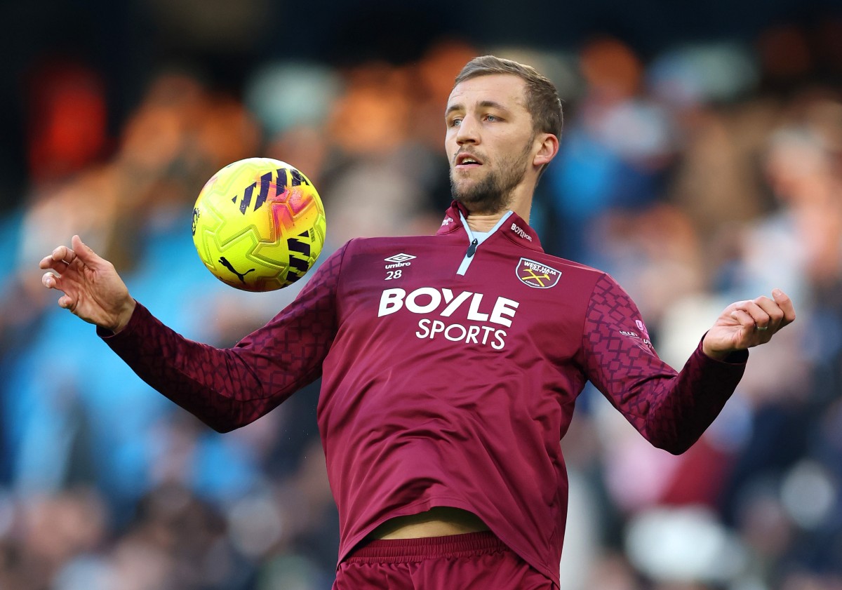 Tomas Soucek warming up for West Ham