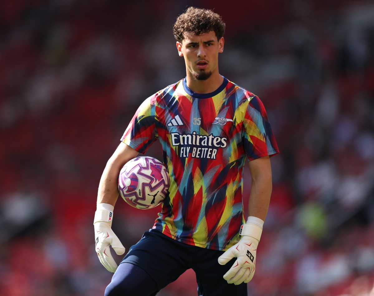 Tommy Setford warming up for Arsenal