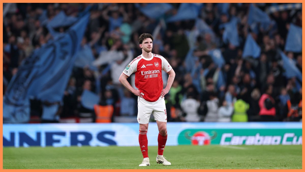 Declan Rice of Arsenal looks dejected after the team's defeat in the Carabao Cup Final match Arsenal and between Manchester City at Wembley