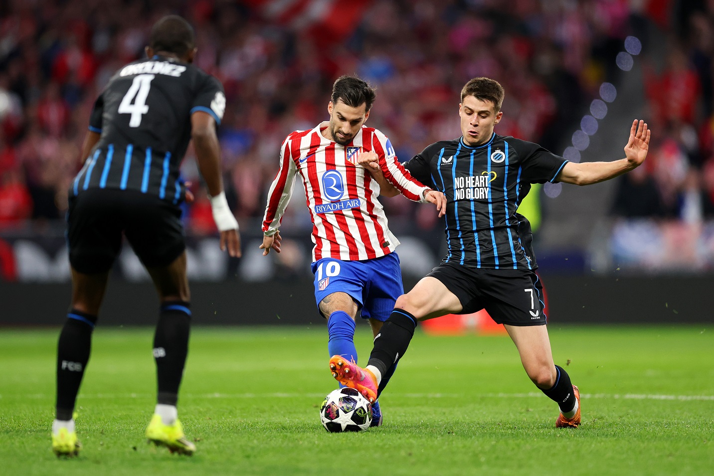 Alex Baena of Atletico de Madrid battles for possession with Nicolo Tresoldi of Club Brugge