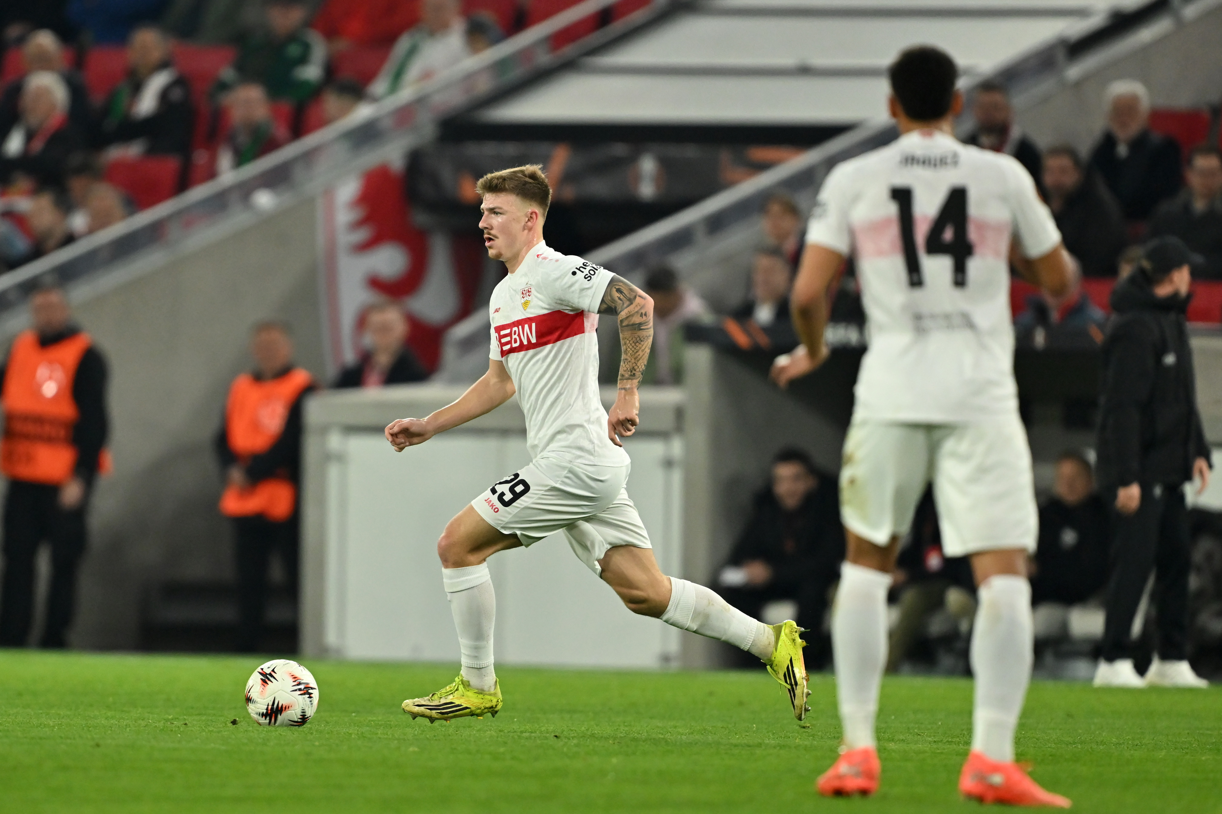 Finn Jeltsch of VfB Stuttgart runs with the ball