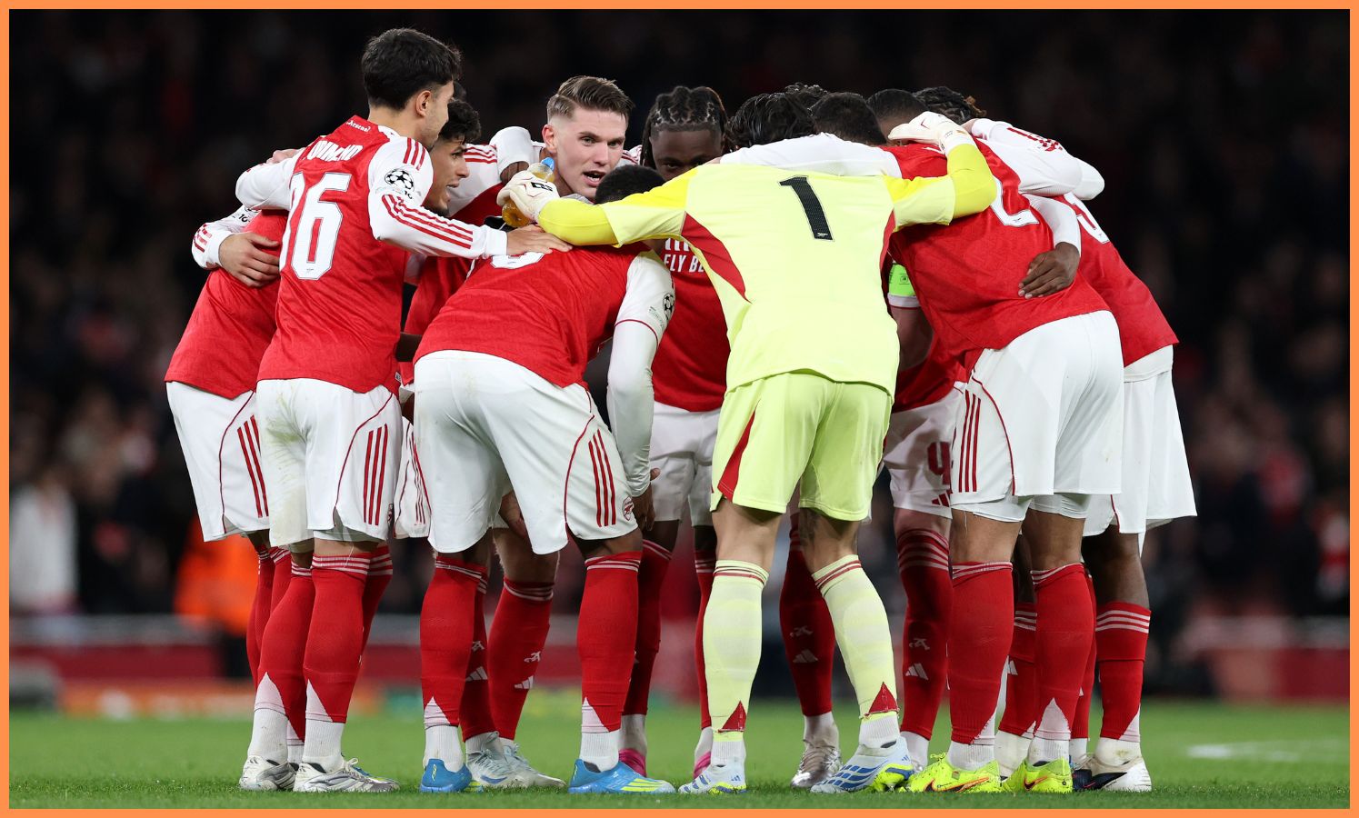 Arsenal players huddle ahead of the game vs Sporting Lisbon