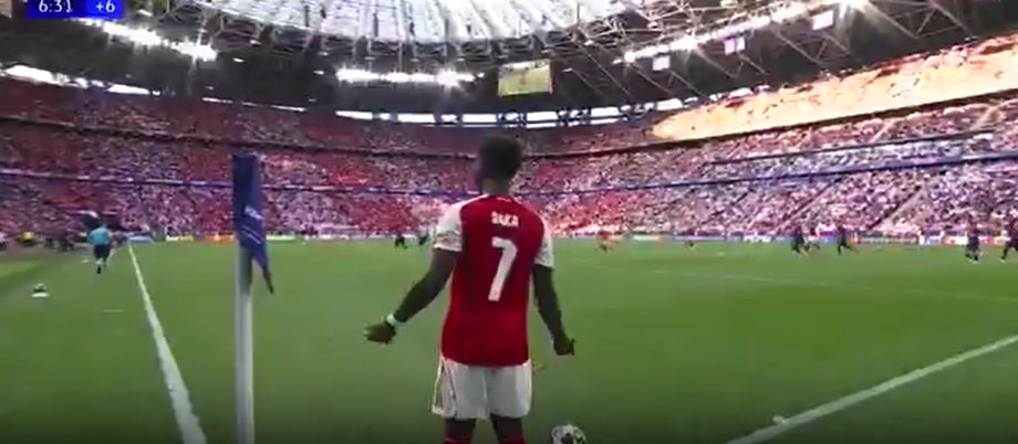 Saka não está satisfeito com o árbitro durante Arsenal x PSG