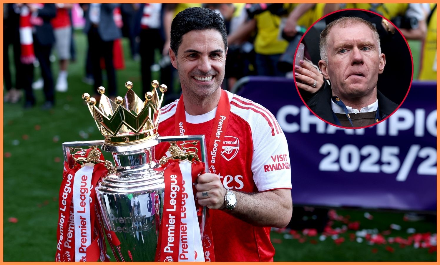 O técnico do Arsenal, Michael Arteta e Paul Scholes, com o troféu da Premier League